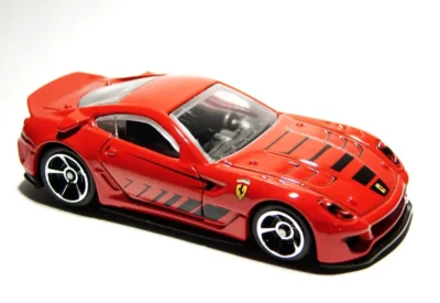 Modelo de carro esportivo vermelho com detalhes pretos, inspirado na Ferrari, ideal para colecionadores e fãs de carros de alta performance.