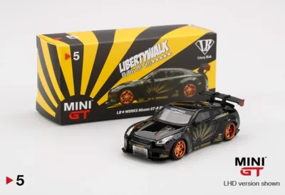 Maquete de carro esportivo Mini GT Nissan GT-R LMH em escala, na cor preto com detalhes laranja, ao lado da embalagem. Produto colecionável para fãs de carros e de corrida.