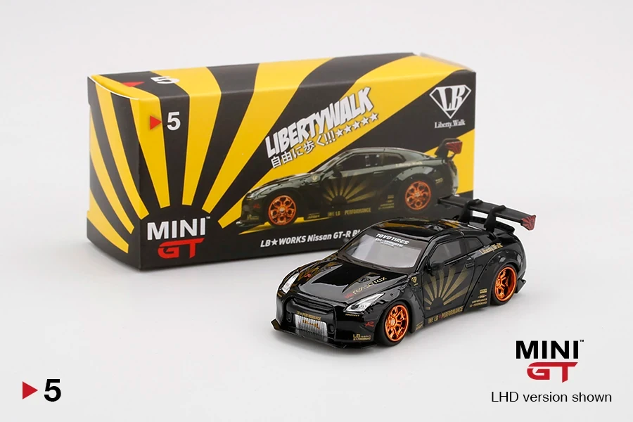 Maquete de carro esportivo Mini GT Nissan GT-R LMH em escala, na cor preto com detalhes laranja, ao lado da embalagem. Produto colecionável para fãs de carros e de corrida.